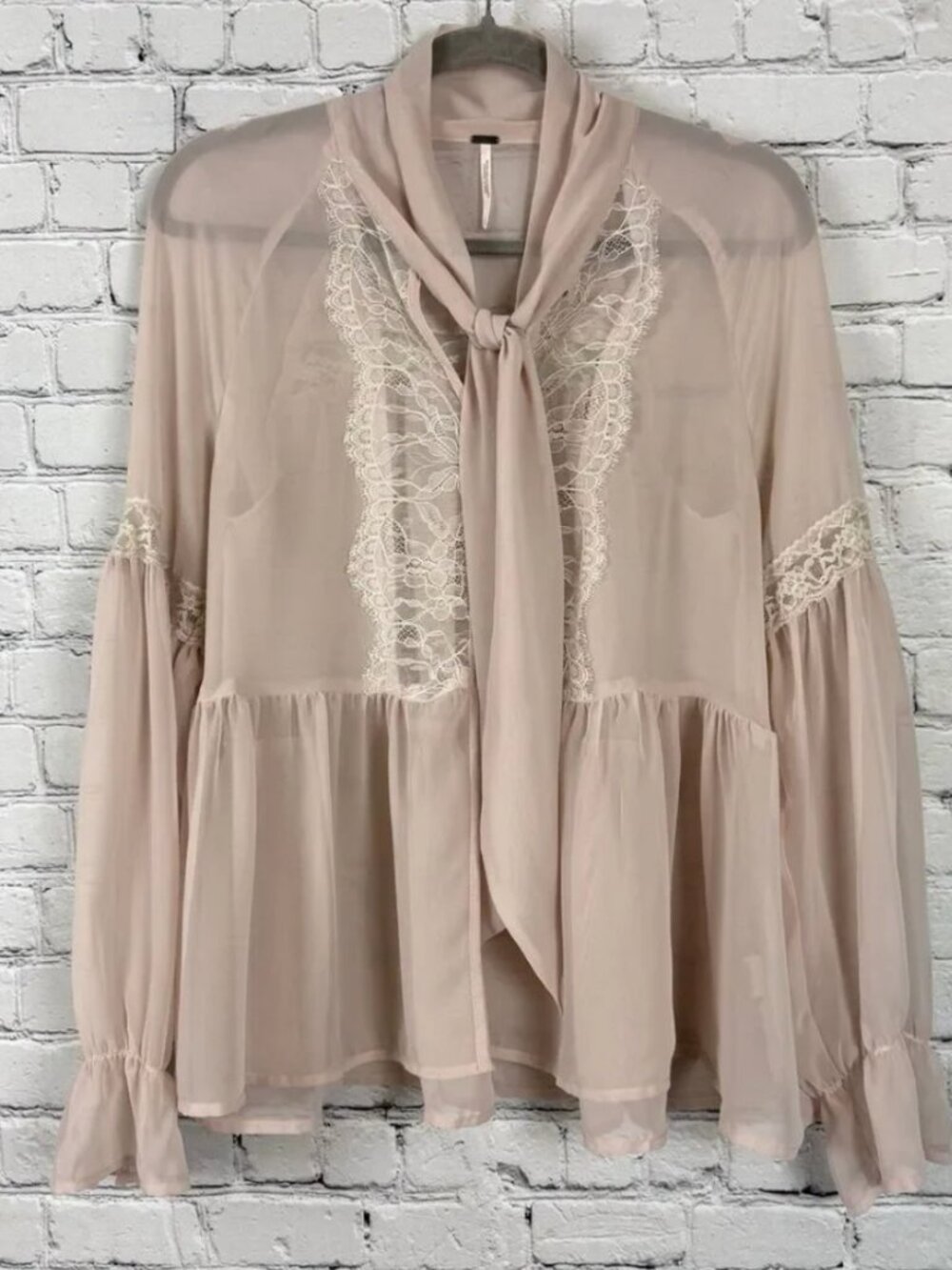 Free People Sheer Lace Tie-Neck Blouse – Size Small – Pale Pink – Romantic Coque